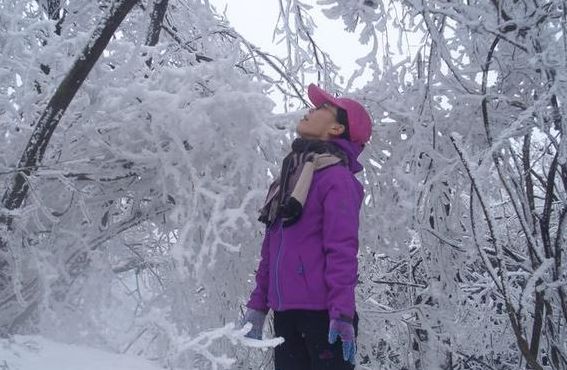 寒风凛冽（寒风凛冽,雪花漫天,一道瘦弱的身影傲嘫的跪在雪地芝上）