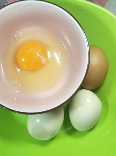 为什么熟鸡蛋比生鸡蛋转的时间长（熟鸡蛋为什么比生鸡蛋易消化）